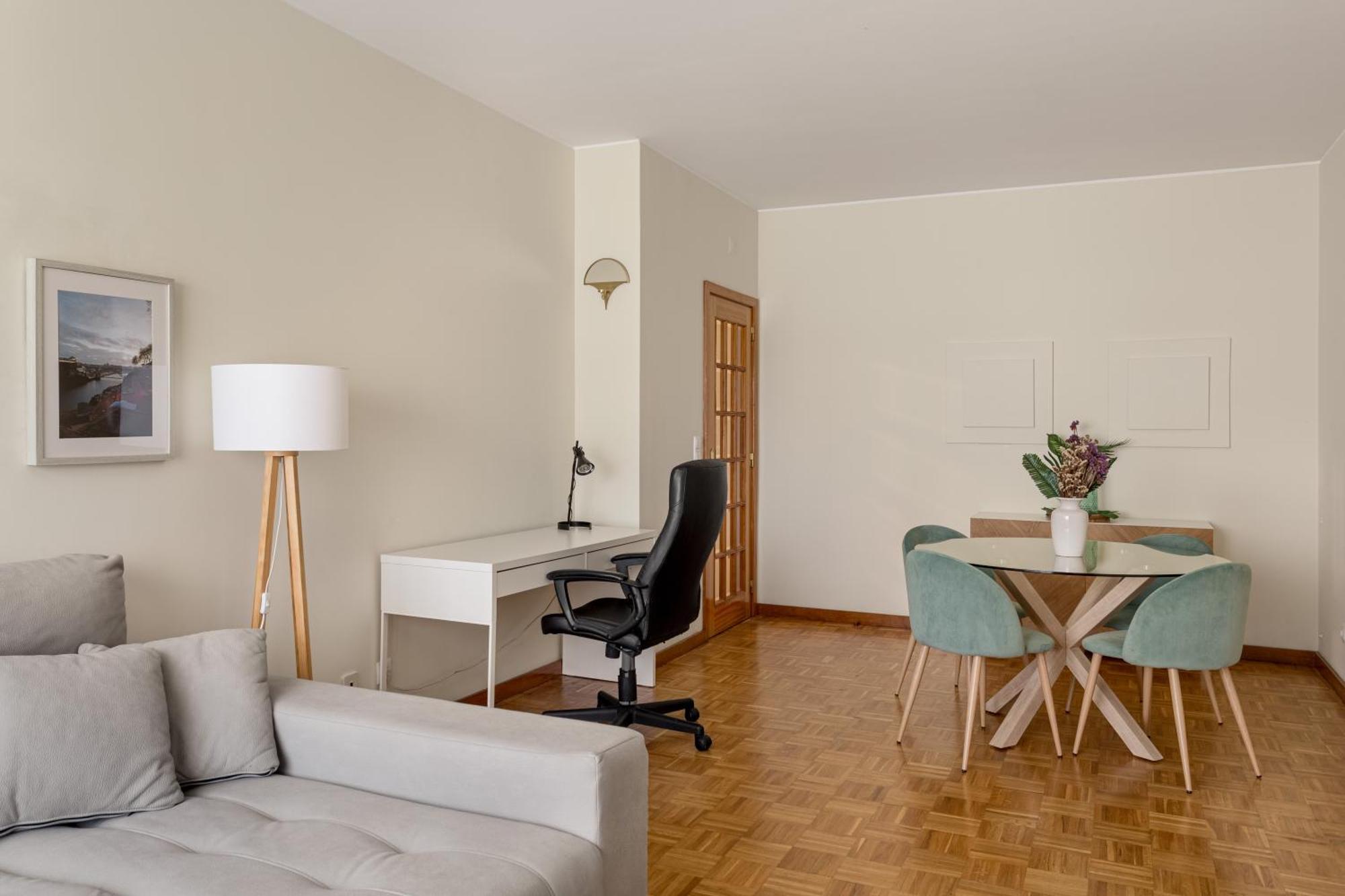 Joivy Stylish City Centre Flat With Parking Мая Экстерьер фото