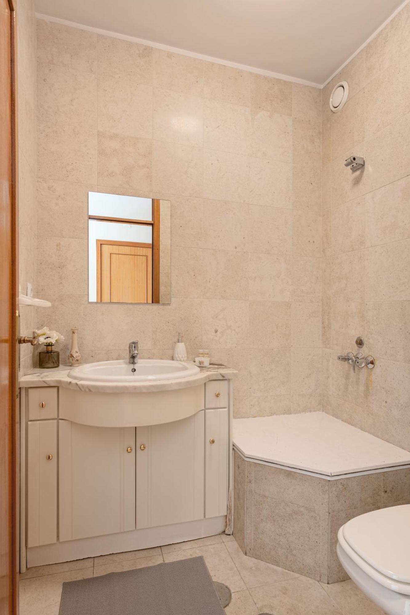 Joivy Stylish City Centre Flat With Parking Мая Экстерьер фото