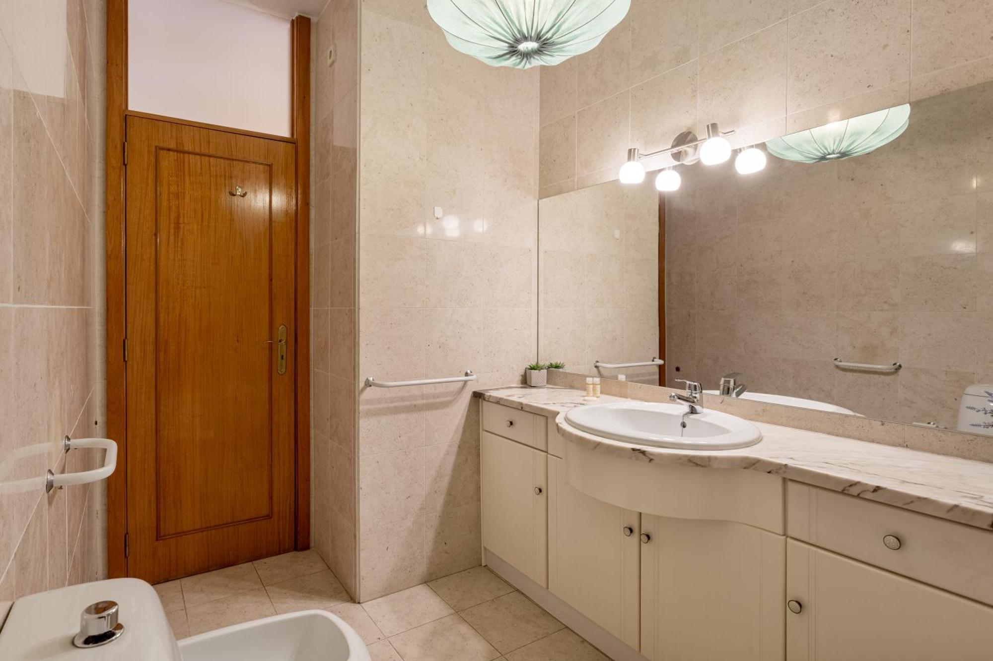 Joivy Stylish City Centre Flat With Parking Мая Экстерьер фото