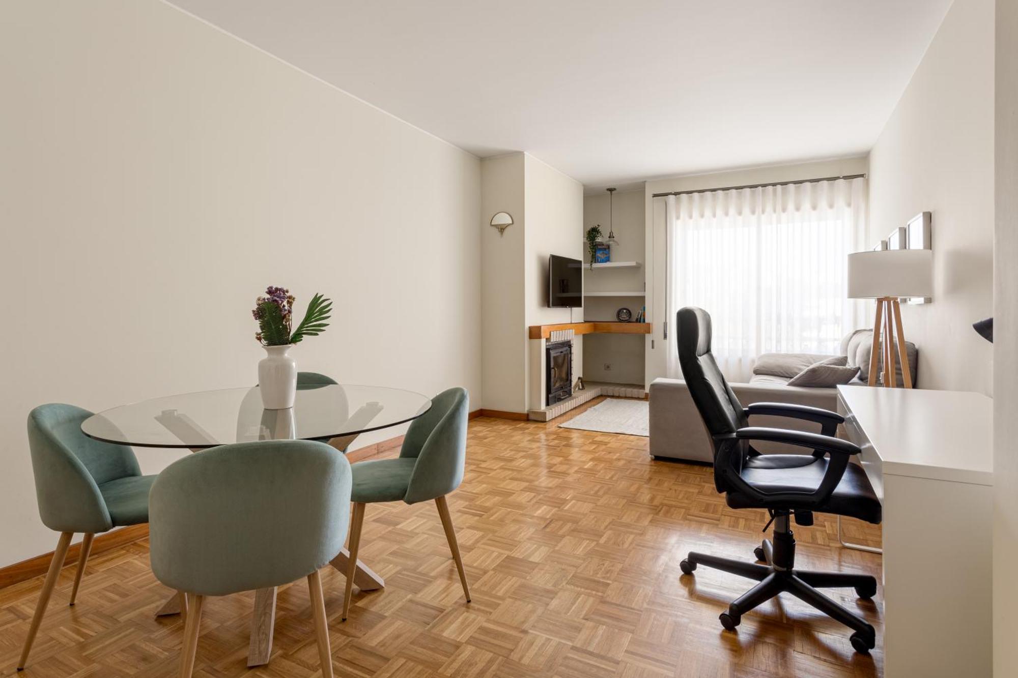 Joivy Stylish City Centre Flat With Parking Мая Экстерьер фото