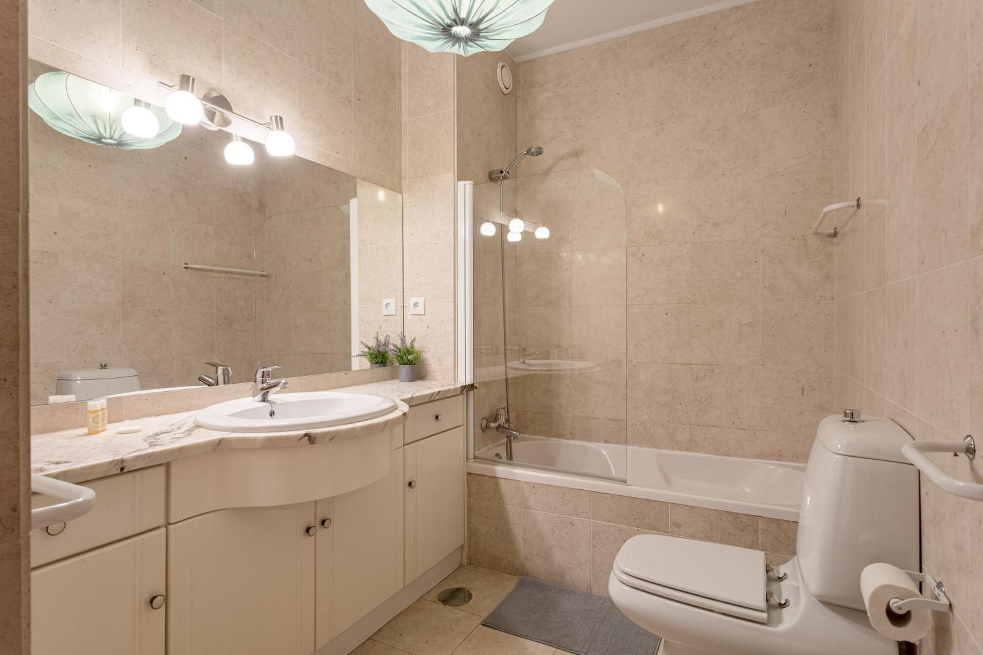 Joivy Stylish City Centre Flat With Parking Мая Экстерьер фото